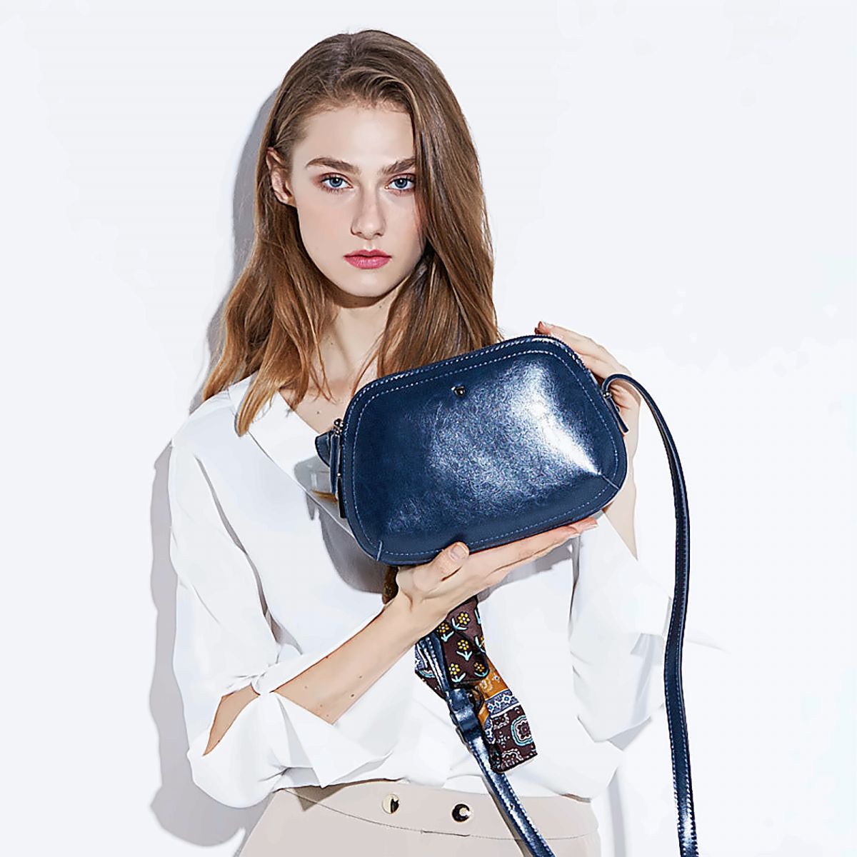 Carré Leather Shoulder Bag – view 1
